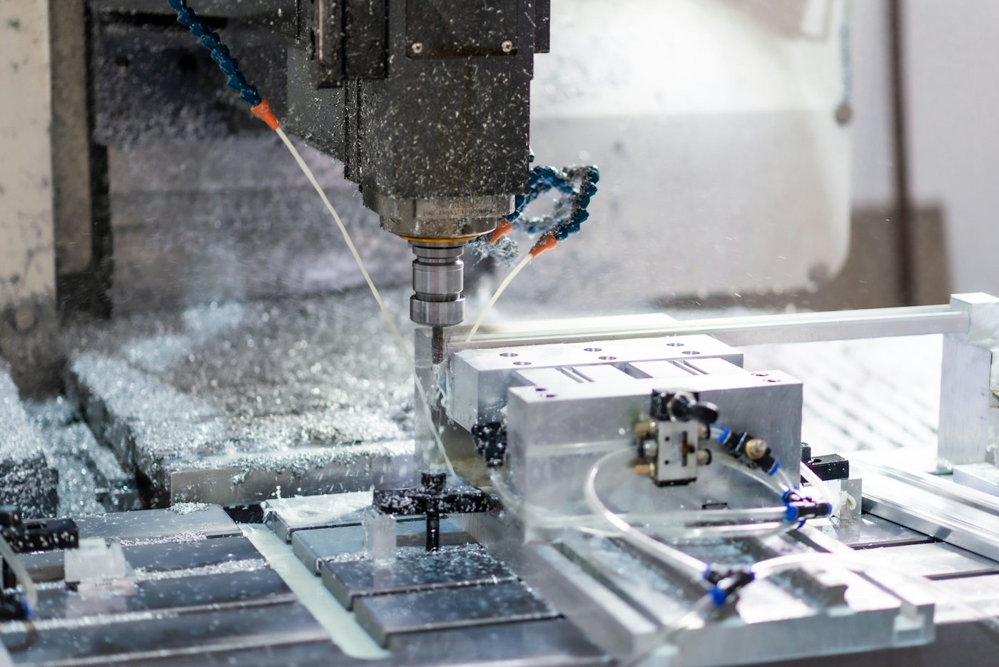 CNC-Fräsmaschine bei der Bearbeitung mit Kühlmittel